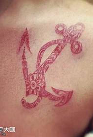 Hrudník červený kotva tetovanie vzor