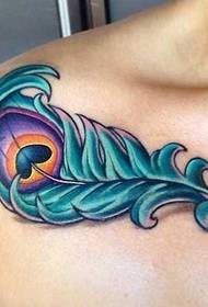 Patrón de tatuaje de pluma de pavo real en el pecho