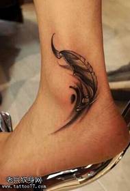 patrón de tatuaje de pluma realista de pierna