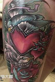 Noga ljubav uzorak tetovaža