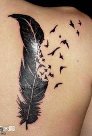 Patrón de tatuaxe de pluma de ombreiro