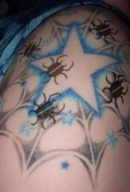 Farebné päťbodové tetovanie hviezdou pavúkom