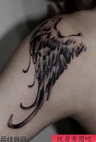 populiarus klasikinis sparno tatuiruotės modelis