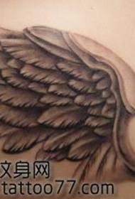 populārs plecu spārnu tetovējuma modelis