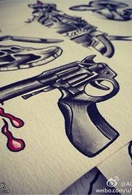 Pistole Tattoo Manuskript Bild