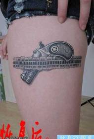Model de tatuaj pistol de picior