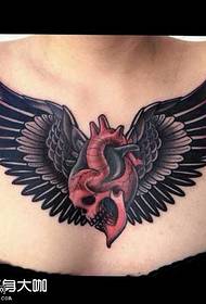 Model de tatuaj cu aripi în piept