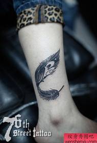 Dívčí nohy pěkně pop peří tetování vzor