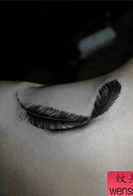 美麗的女人的肩膀上的美麗逼真的羽毛紋身圖案