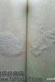 Patrón de tatuaxe de ás brancas populares de moda