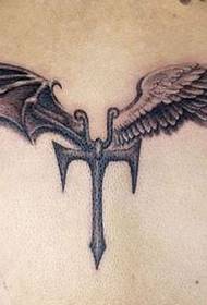 torna un dimoni amb un patró de tatuatge d’ales d’àngel