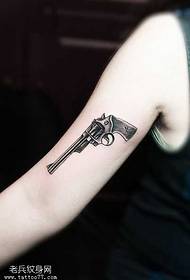 Patrón de tatuaje de revólver de brazo