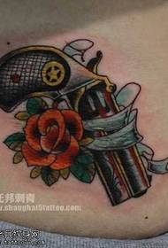 Uzorak tetovaže pištolja u boji