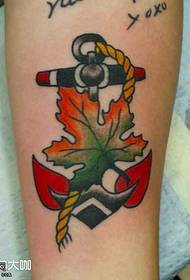 Patrón de tatuaje de flor de ancla de pierna