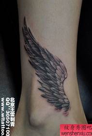 女の子の足首の翼のタトゥーパターン