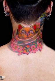 脖子上招手貓紋身圖案