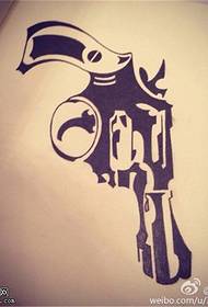 Iphethini ye-Totem pistol tattoo