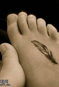 Wzór tatuażu stóp małe świeże pióro