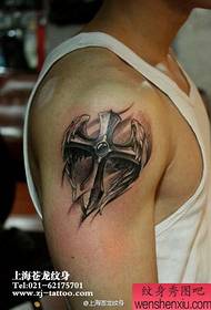 zēnu ieroču populārais delikātais krusta spārnu tetovējums