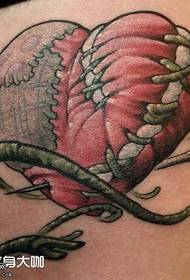 Шема на тетоважа на рамената на срцето