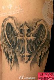 βραχίονα όμορφο κλασικό μαύρο γκρι διασταύρωση φτερά μοτίβο τατουάζ