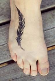 Lekkie, proste abstrakcyjne linie, elegancki wzór tatuażu z piór