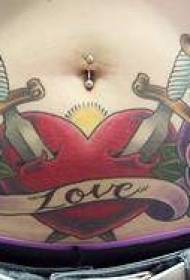 La daga del abdomen inserta un patrón de tatuaje pintado en forma de corazón