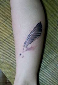 piernas de la muchacha hermoso patrón de tatuaje de pluma popular