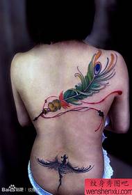 bela kolora pluma tatuaje ŝablono sur la dorso de la knabino