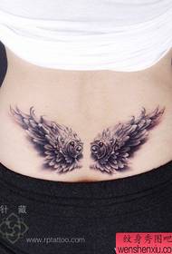 Talia fetelor model frumos și popular de tatuaje cu aripi