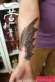 arm krasni modni demon krila tetovaža uzorak