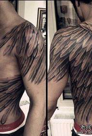 un modello di tatuaggio con ali a metà schiena prepotente