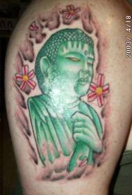 zaļā Budas statuja ar ziedu tetovējuma rakstu