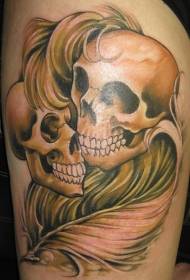 Feather en twa skull tattoo-ûntwerpen