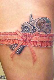 Kāju pistoles tetovējuma raksts