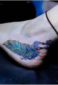 женски стапала само убава шема на тетоважи во боја на пердуви