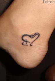Vroulike voete op swart lyne kreatiewe, literêre hartvormige tatoeëermerke