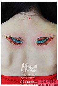 女生后背小巧漂亮的翅膀纹身图案