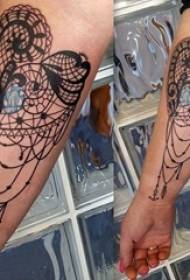 O braço da menina na linha preta esboçar imagens de tatuagem de coração bonito elemento laço