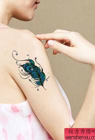 PS-flickor beväpnar vackert fjäder-tatueringsmönster