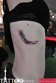 ໜ້າ ເອິກຂ້າງສວຍງາມເປັນທີ່ນິຍົມຮູບແບບ tattoo feather ທີ່ດີເລີດ