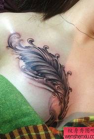 modèle de tatouage de plume magnifiquement populaire poitrine