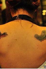 Девојка на раменима половина анђела генералног ђавола крила тетоважа узорак