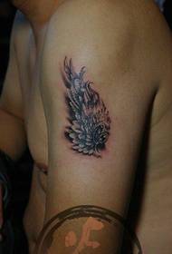 rokas populārs skaists melnbaltu spārnu tetovējums