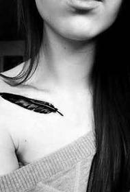 Patrón de tatuaje de pluma hermosa clavícula