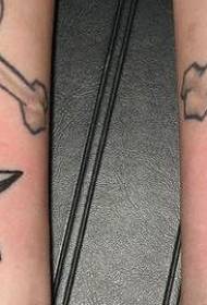 Braccio motivo tatuaggio pentagramma bianco e nero