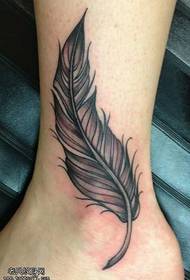 pie hermoso tatuaje de plumas patrón