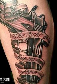 Tattoo exemplar cruribus pistol