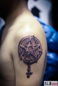 Enkelt og stilig tatoveringsmønster på pentagram