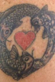 Noha farby srdce vznášajúce sa tri obrázky tetovania rýb